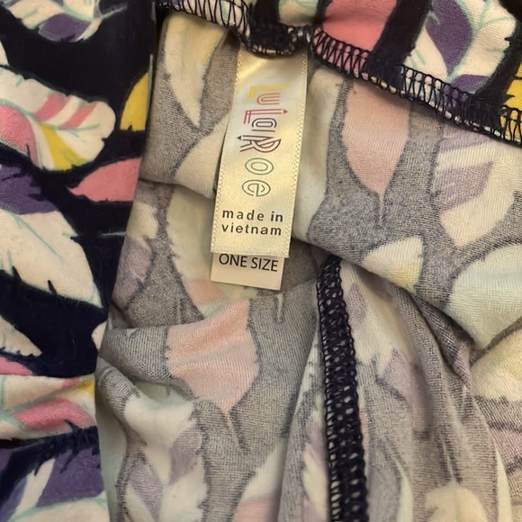LuLaRoe vintage feather leggings- super stretch - Picture 3 of 3